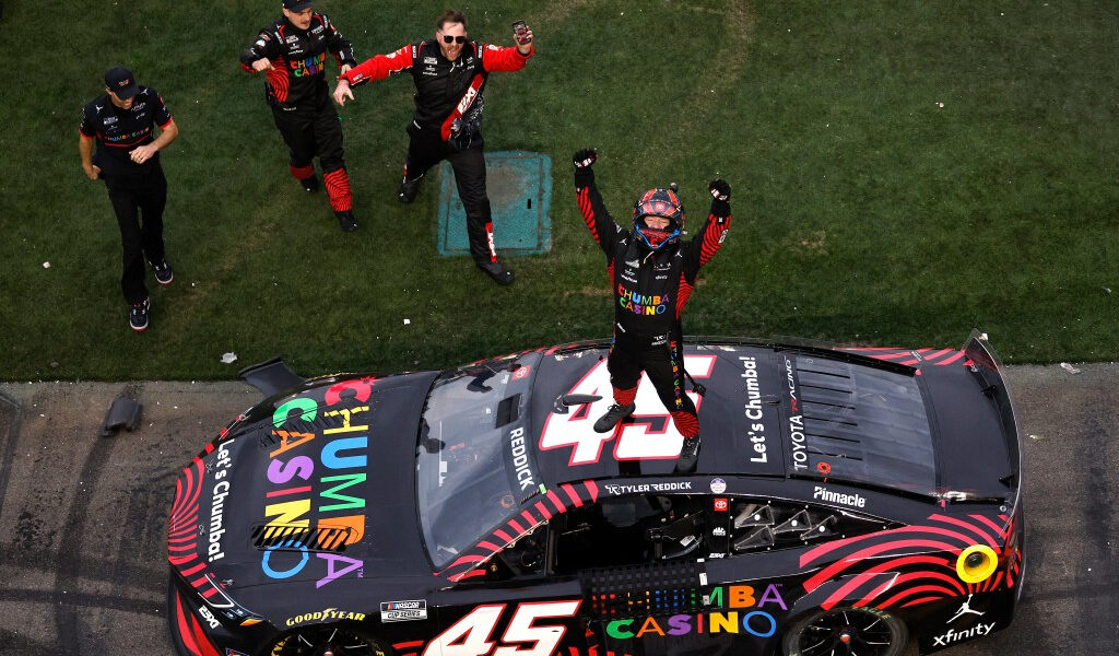 Tyler Reddick sorprende a Chase Elliott y gana las 500 Millas de Daytona para el equipo de Michael Jordan