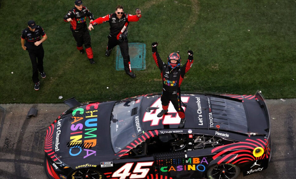 Tyler Reddick sorprende a Chase Elliott y gana las 500 Millas de Daytona para el equipo de Michael Jordan