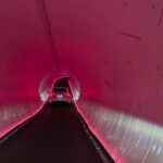 Para ganar el acuerdo de tránsito universal, Boring Co. de Musk promocionó a Teslas corriendo a través de túneles