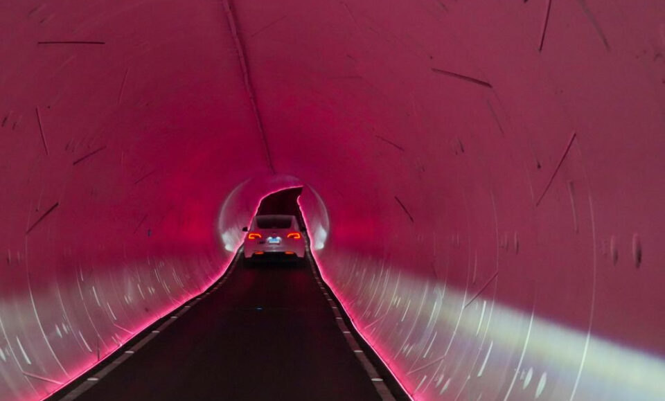 Para ganar el acuerdo de tránsito universal, Boring Co. de Musk promocionó a Teslas corriendo a través de túneles