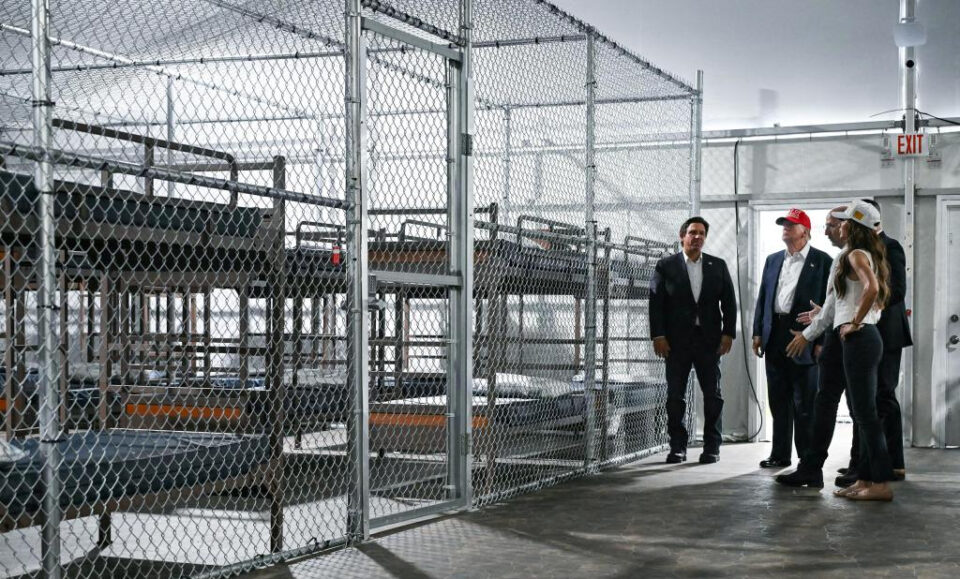 Maxwell: ¿92 millones de dólares para orinales portátiles? Gran gasto en ‘Alligator Alcatraz’