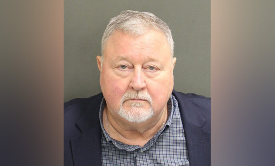 Profesor de derecho de Orlando enfrenta 50 cargos de posesión de pornografía infantil