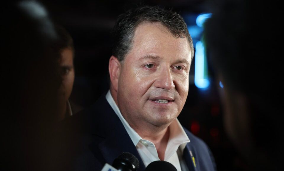 Maxwell: Randy Fine llamado ‘vago racista’ por sus tweets, pero sus tácticas ganan en Florida