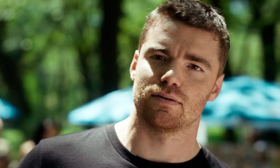 Netflix tiene una fecha límite para decidir el futuro de ‘El agente nocturno’ después de la temporada 3, así que el equipo ha movido ficha