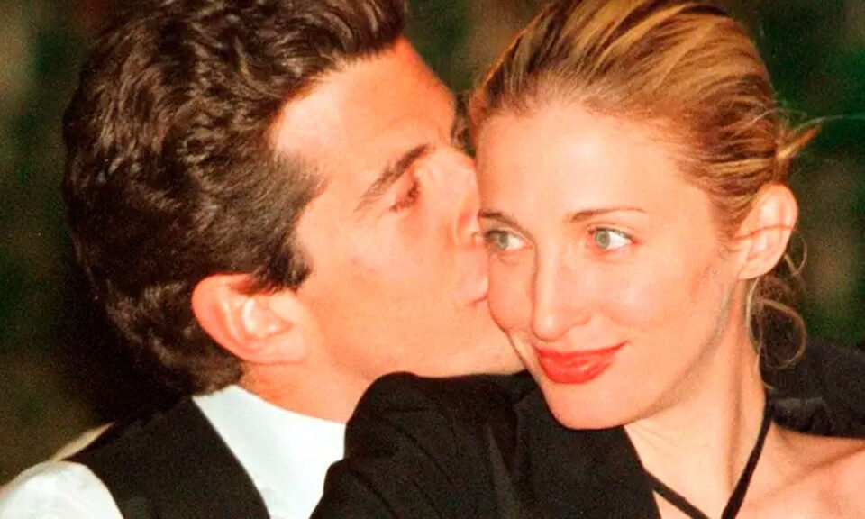 La desconocida que se enamoró del hombre más famoso del mundo: la trágica historia real de JFK Jr. y Carolyn Bessette que arrasa en Disney+