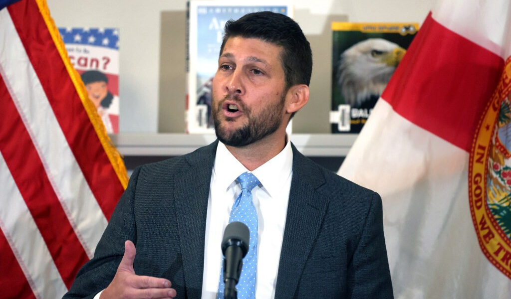 Maxwell: Florida AG dice que aceptó un trabajo paralelo de 100.000 dólares en la UF para «mantener la comida en la mesa»