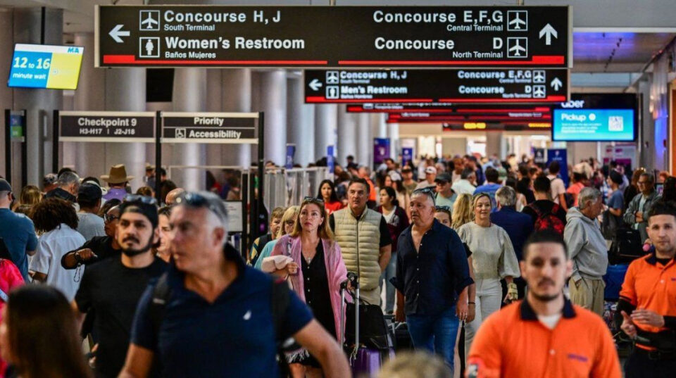Caos aéreo en Florida, la “tormenta perfecta” entre violencia en México y ola invernal en EEUU