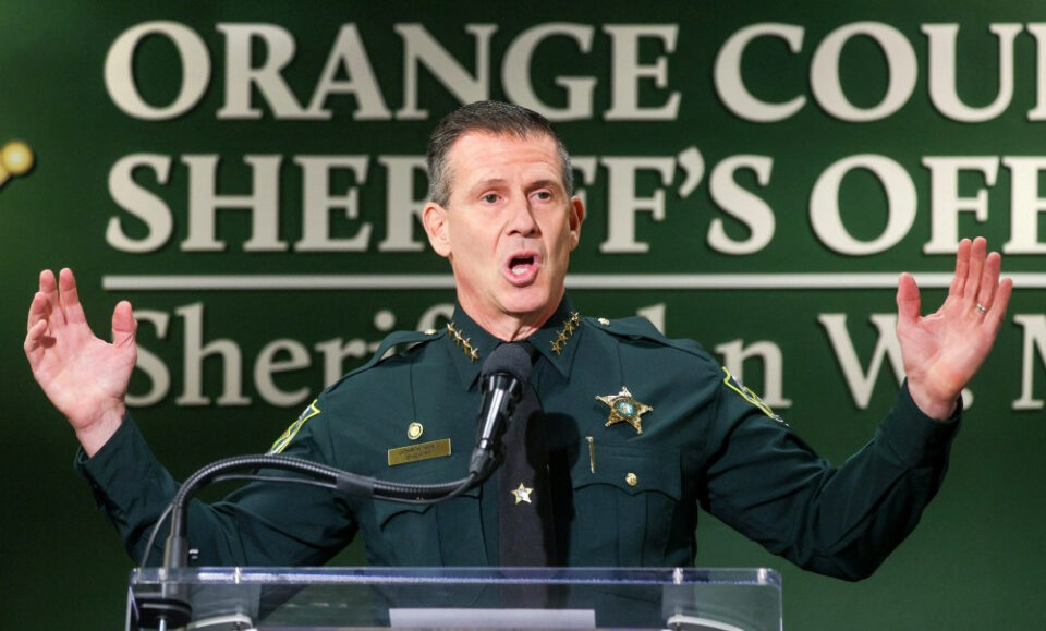 Otro presunto ladrón de Walmart recibe un disparo después de que un agente de Orange confrontara a un hombre armado con un cuchillo, dice el sheriff