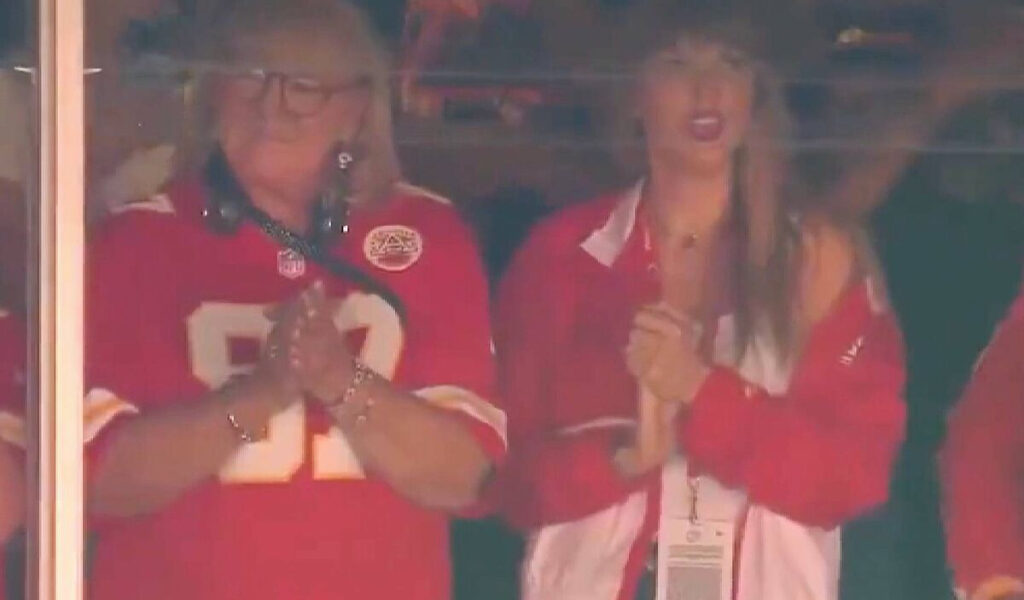 Taylor Swift apoya a Travis Kelce en palco con Su ‘suegra’ Dana Kelce? Aumentan rumores de romance