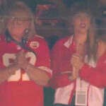 Taylor Swift apoya a Travis Kelce en palco con Su ‘suegra’ Dana Kelce? Aumentan rumores de romance