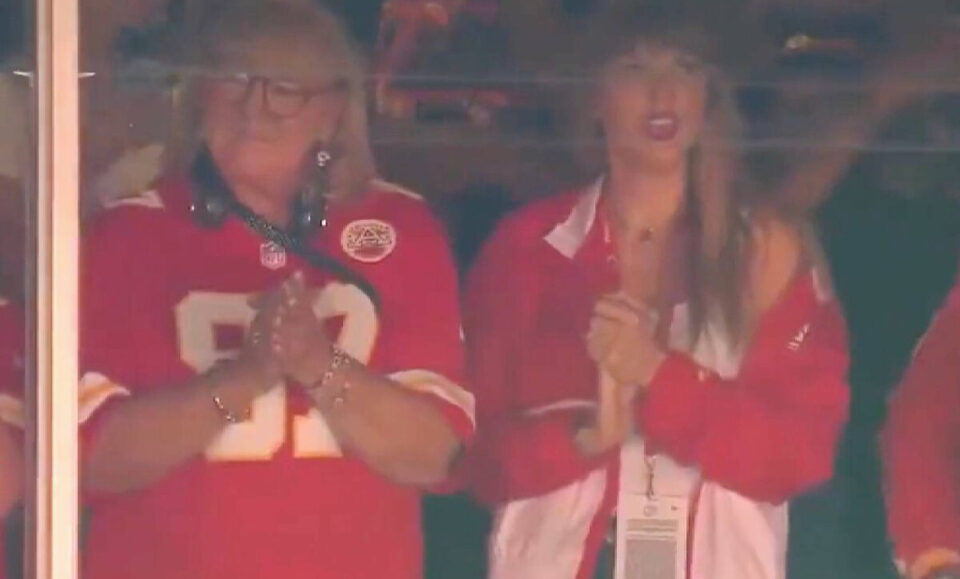 Taylor Swift apoya a Travis Kelce en palco con Su ‘suegra’ Dana Kelce? Aumentan rumores de romance