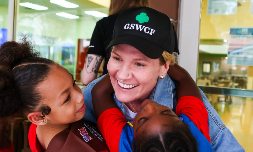 ‘Galletas a la venta’: Las Girl Scouts de Metropolitan Ministries instalaron un puesto de galletas