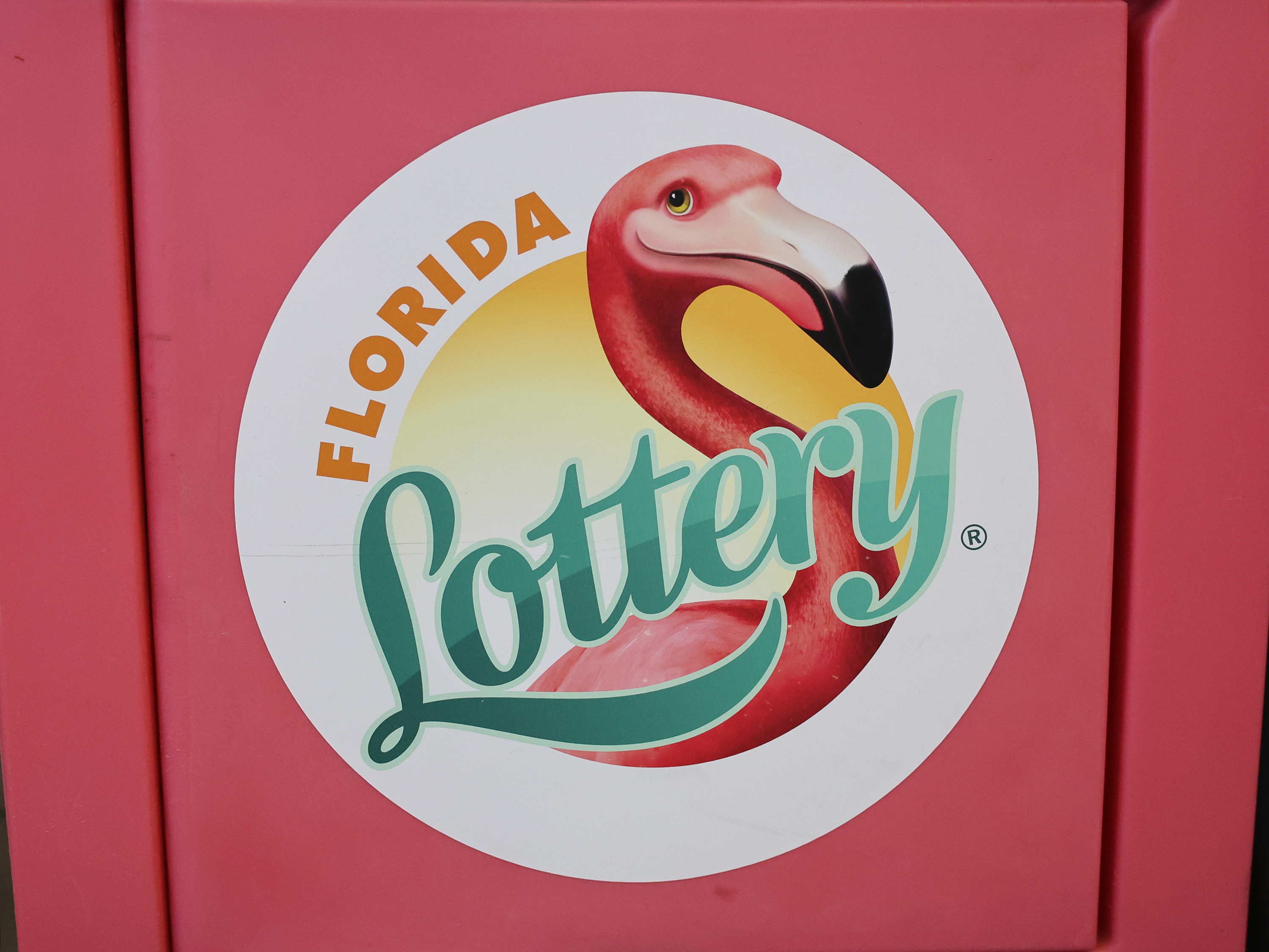 Un puesto de la Lotería de la Florida muestra su logotipo en un Pilot Travel Center en Waldo, Florida, el lunes 2 de febrero de 2026. El flamenco ha sido un componente clave de la marca de la Lotería de la Florida desde 1988. Los legisladores están considerando que el flamenco reemplace al ruiseñor como ave del estado de Florida por tercer año consecutivo. (Kaley Mantz/Fresh Take Florida)