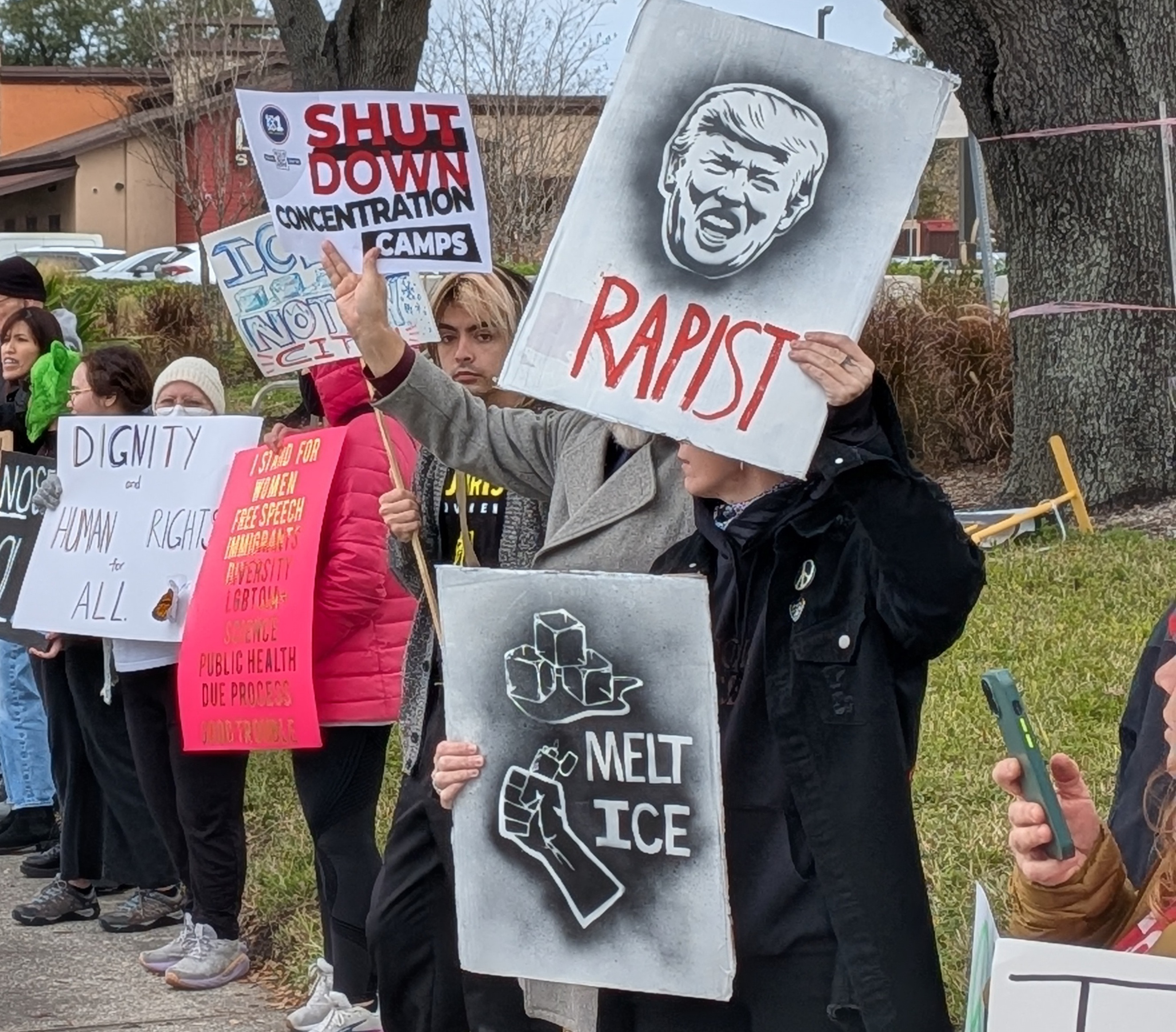 Muchas de las más de 1,000 personas reunidas el sábado 31 de enero de 2026 en la intersección de East Colonial Avenue y Herndon Drive cerca del Fashion Square Mall para la protesta Ice Out of Orlando portaban una variedad de carteles, coreaban y saludaban a los automovilistas que pasaban. (Brian Bell/Orlando Sentinel)