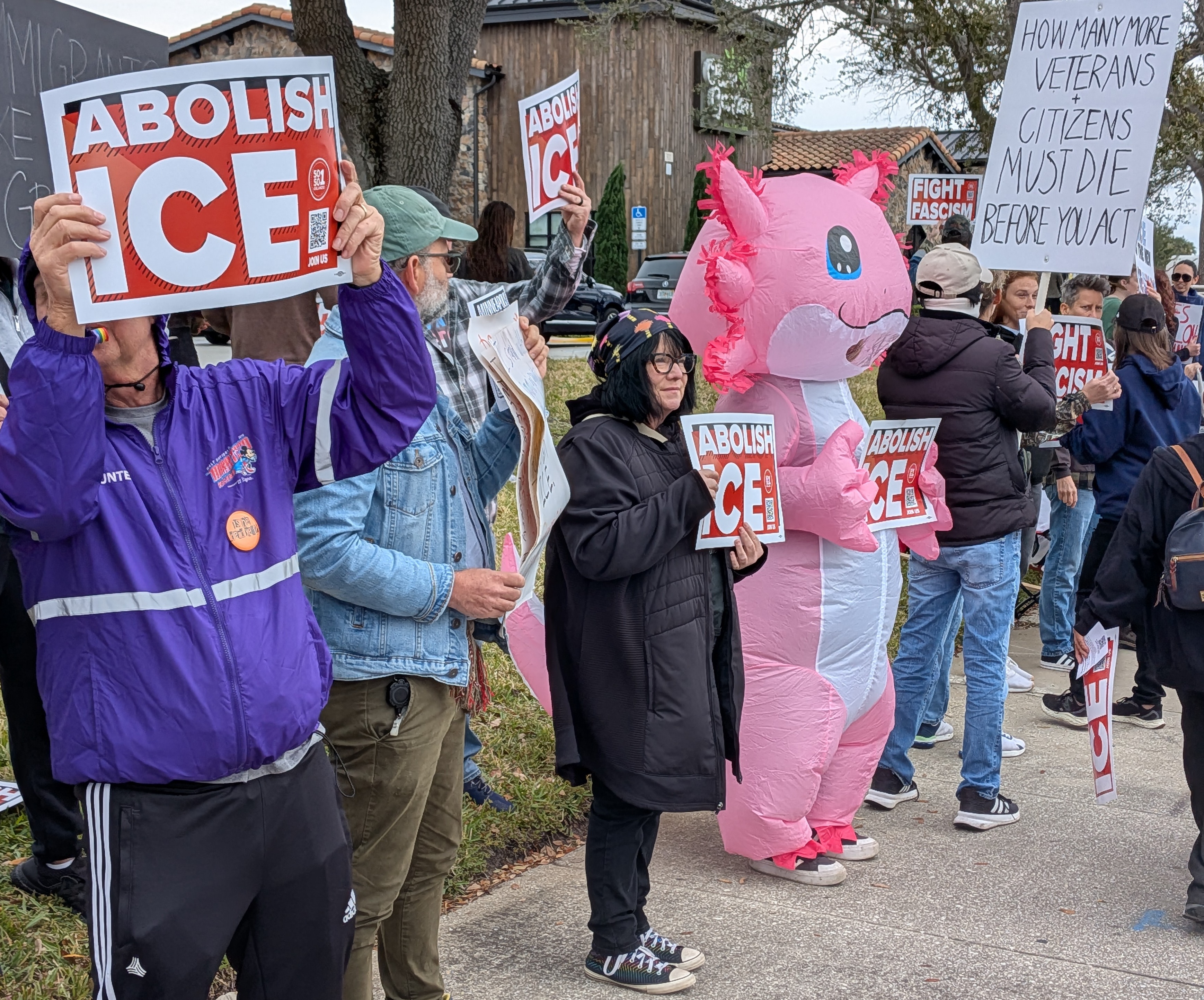 Al menos una persona se puso un disfraz inflable para la protesta Ice Out of Orlando el sábado 31 de enero de 2026, cerca del Fashion Square Mall. Más de 1.000 personas se reunieron en la intersección de East Colonial Drive y Herndon Avenue. (Brian Bell/Orlando Sentinel)