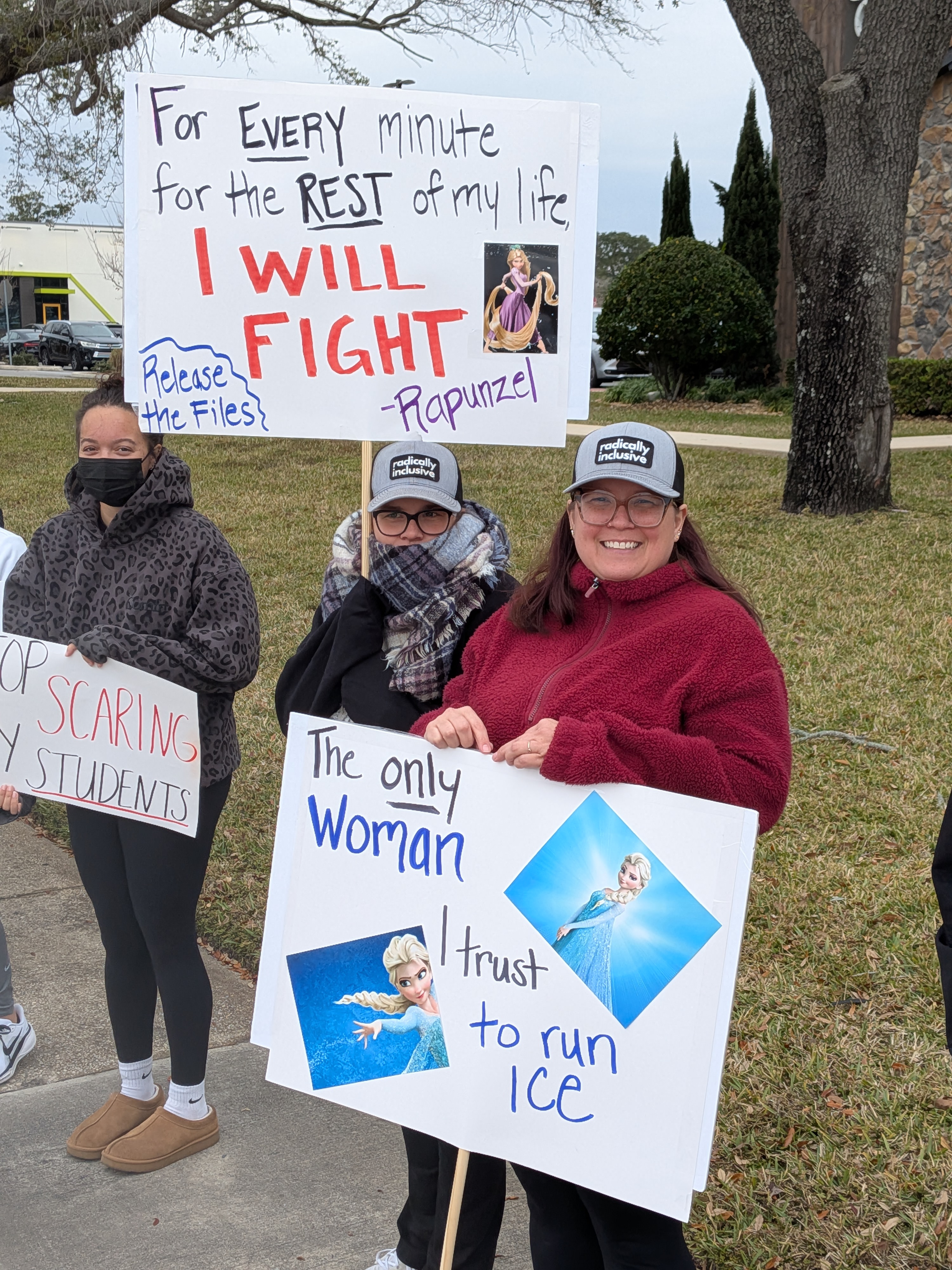 Las hermanas Caitlyn, izquierda, y Leah, ambas de unos 40 años, dijeron que la protesta del sábado 31 de enero de 2026, cerca del Fashion Square Mall en Orlando, fue la primera. Dijeron que tienen amigos inmigrantes y no les gusta vivir con miedo por ellos y sus hijos. (Brian Bell/Orlando Sentinel)