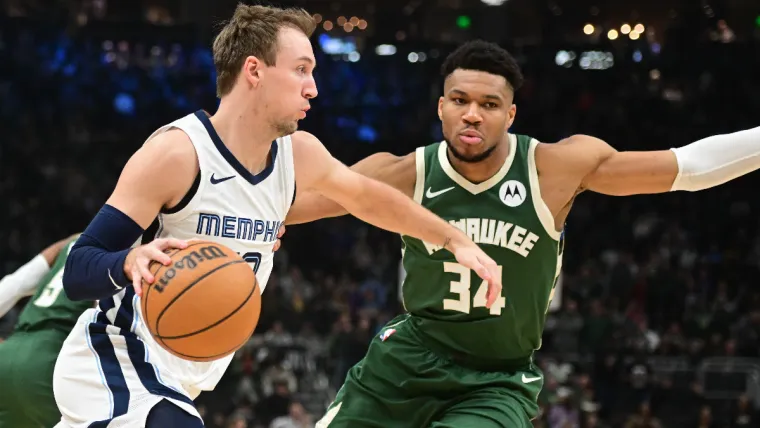 3 de abril de 2024; Milwaukee, Wisconsin, Estados Unidos; El guardia de Memphis Grizzlies Luke Kennard (10) conduce para la canasta contra el delantero de Milwaukee Bucks Giannis Antetokounmpo (34) en el primer cuarto en Fiserv Forum. Crédito obligatorio: Benny Sieu-USA TODAY Deportes