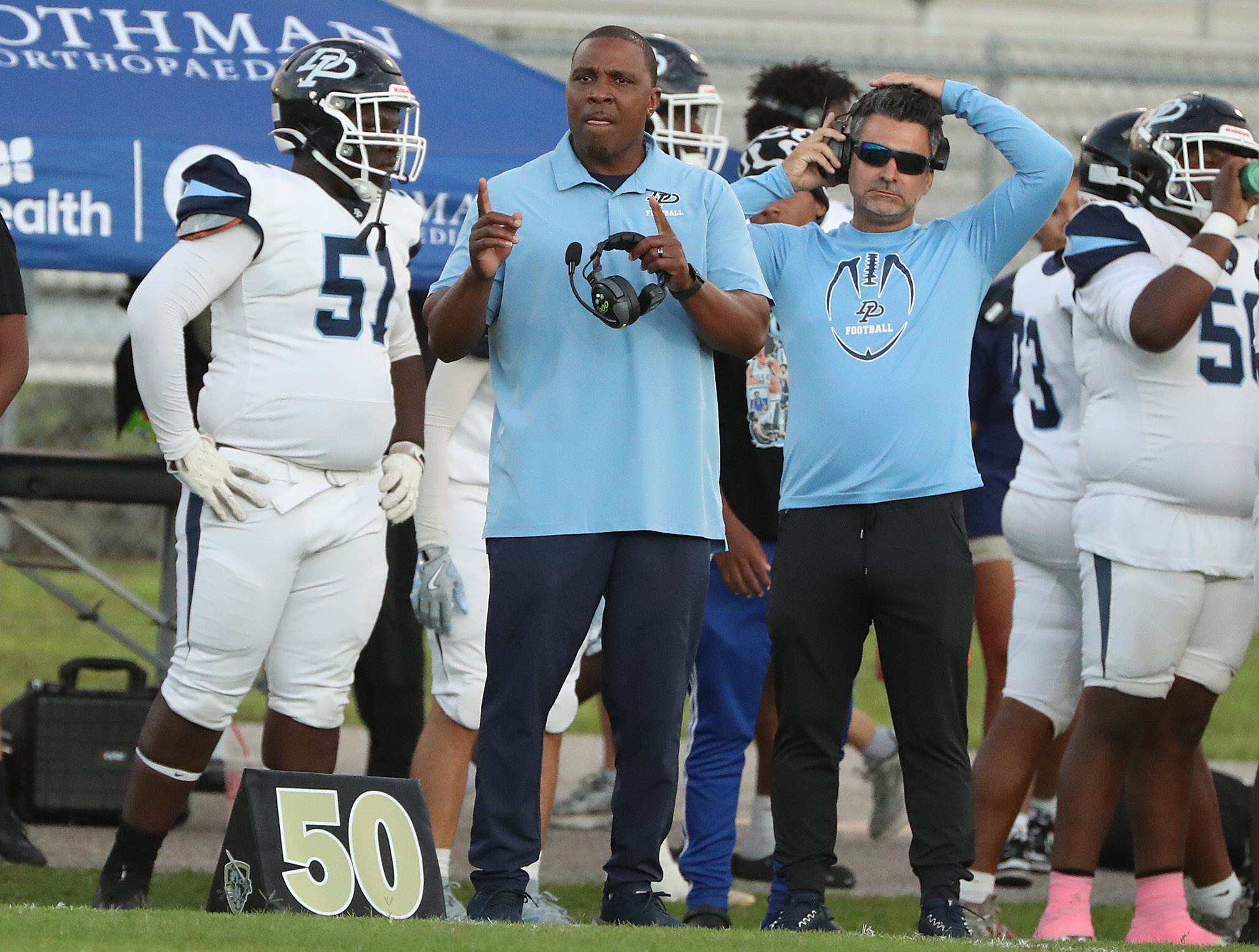 El entrenador del Dr. Phillips, Rodney Wells, entrena durante la escuela secundaria Dr. Phillips en la escuela secundaria East Ridge en Clermont el viernes 10 de octubre de 2025. (Stephen M. Dowell/Orlando Sentinel)