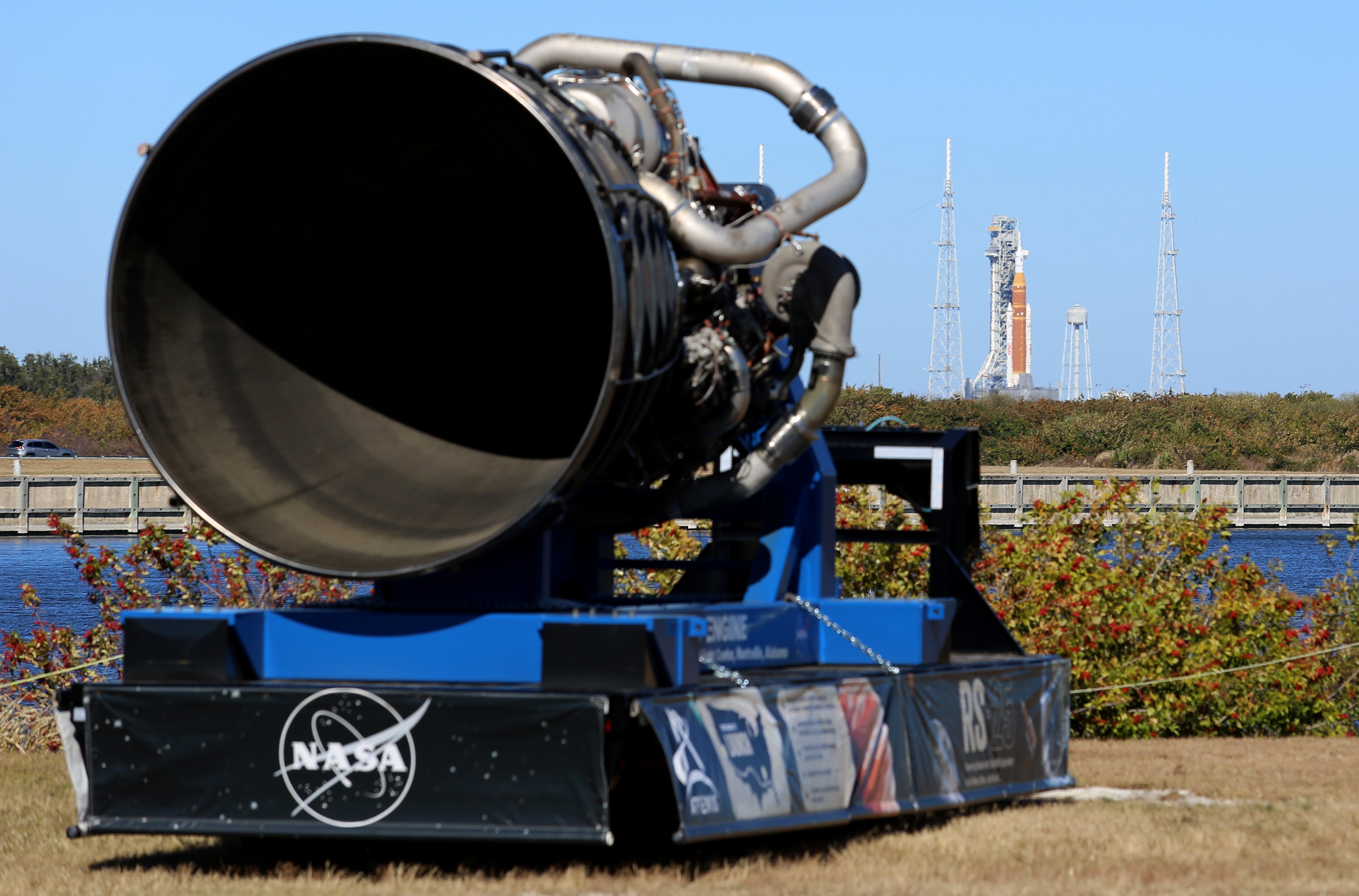 El cohete de la misión lunar Artemis II se encuentra en la plataforma de lanzamiento...