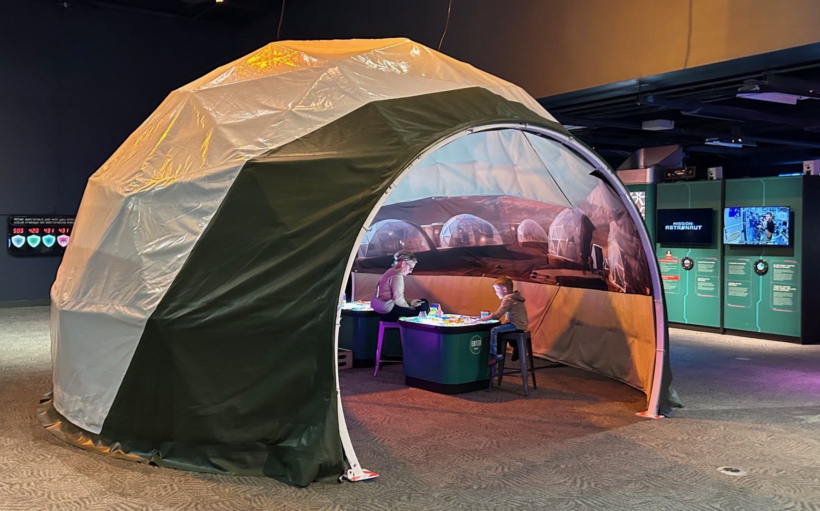 Los visitantes del Orlando Science Center completan ejercicios de construcción en el centro de 'Misión: Astronauta', una nueva exhibición que explica lo que se necesita para ser un explorador espacial. (Dewayne Bevil/Orlando Sentinel)