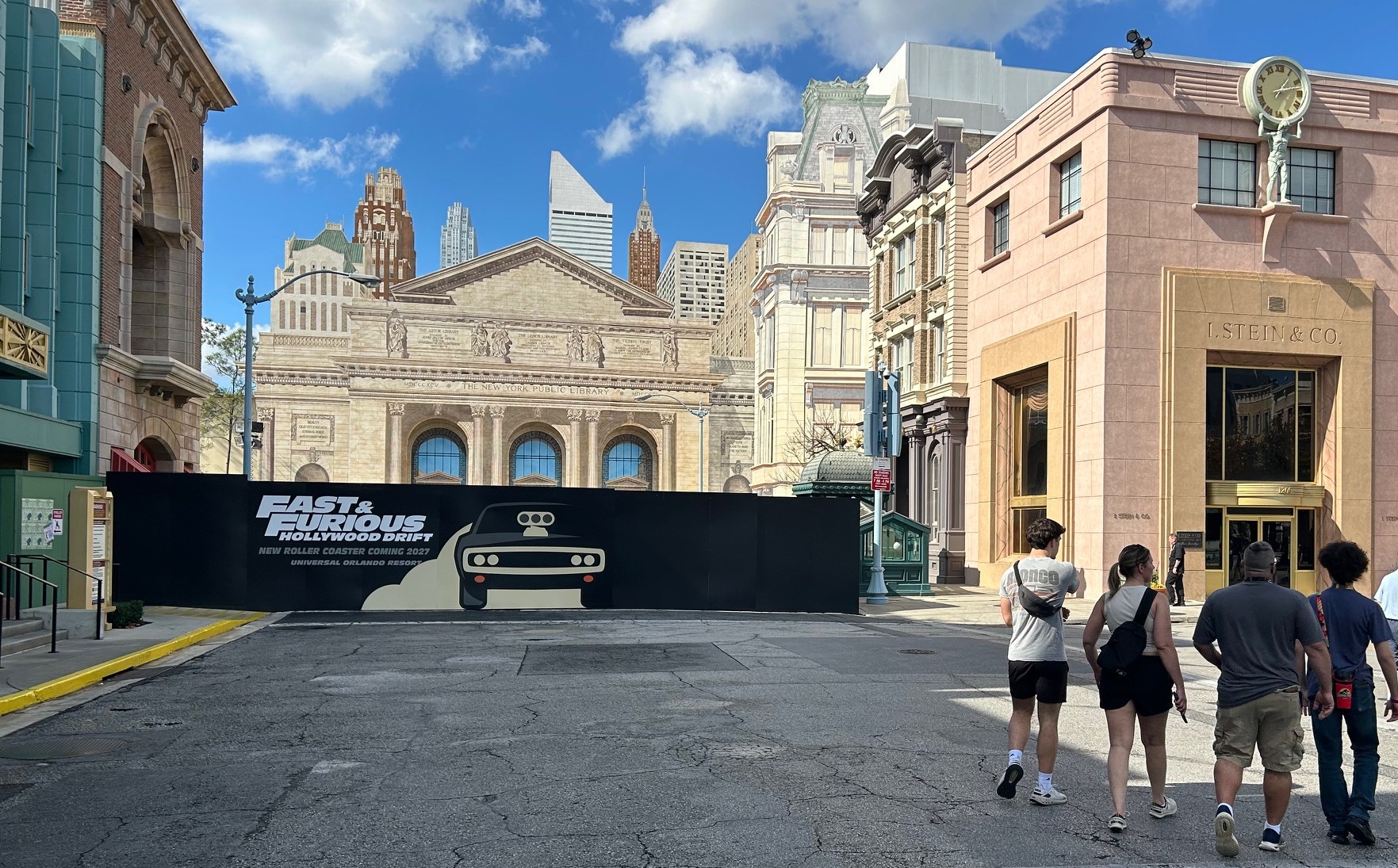 Escenas de los muros de construcción alrededor del sitio de la futura montaña rusa Fast & Furious: Hollywood Drift, que se inaugurará en el parque temático Universal Studios Florida en 2027. (Dewayne Bevil/Orlando Sentinel)
