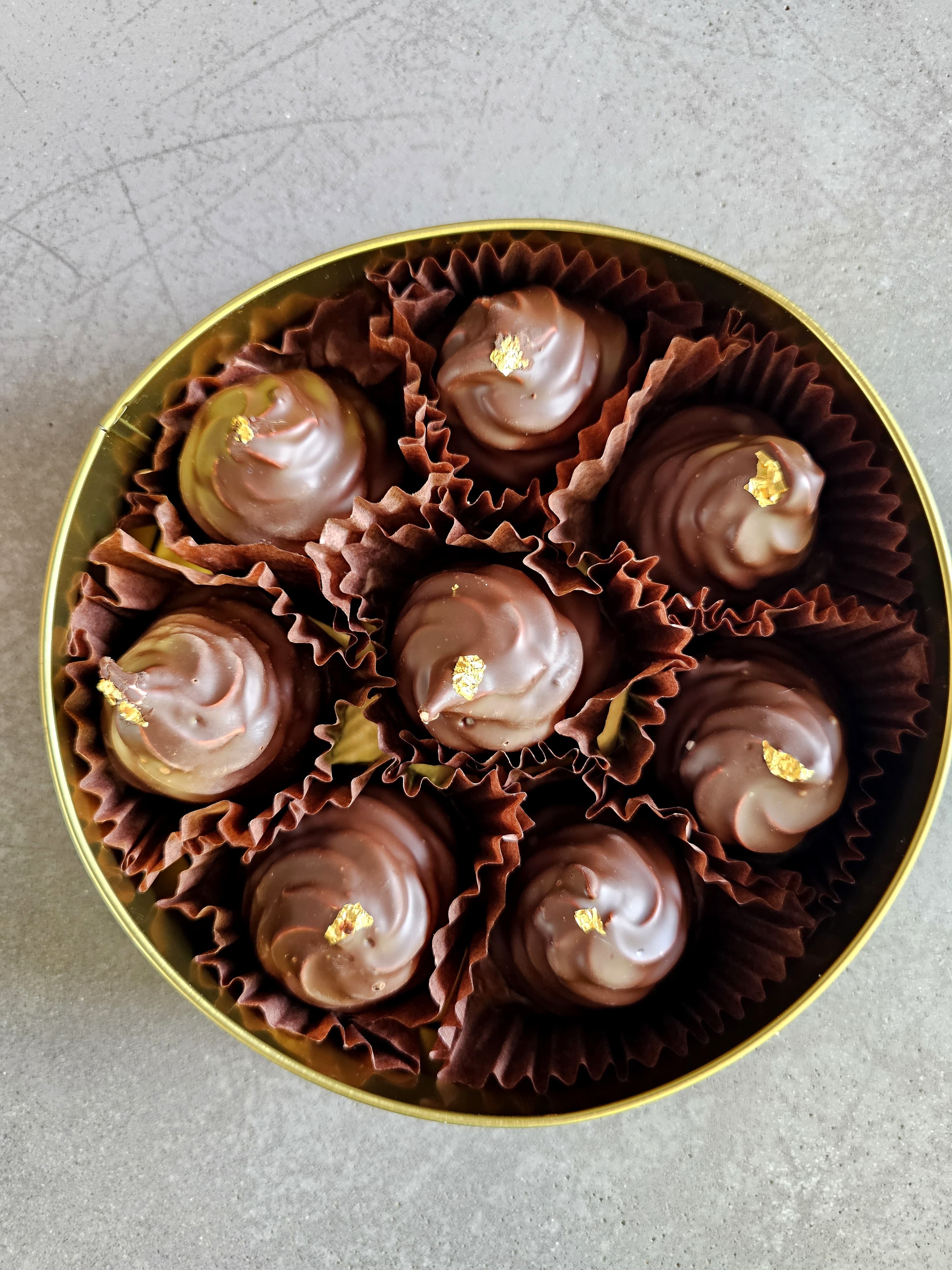 Llegue a Kaya temprano el sábado para conseguir una lata de estos hermosos mallomars de la Selva Negra, cortesía de la chef pastelera ejecutiva Clarice Lam. (Foto cortesía de Kaya)