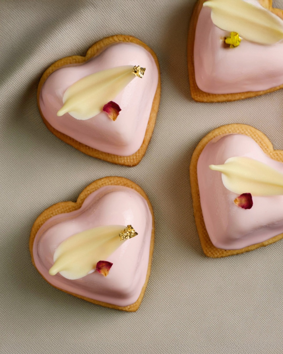 Elegante y comestible: el pastel de corazón de tarta de queso y fresas de The Glass Knife está acabado con una pluma de chocolate blanco tocada en oro de 23 quilates y un pétalo de rosa seco. (Foto cortesía de The Glass Knife)