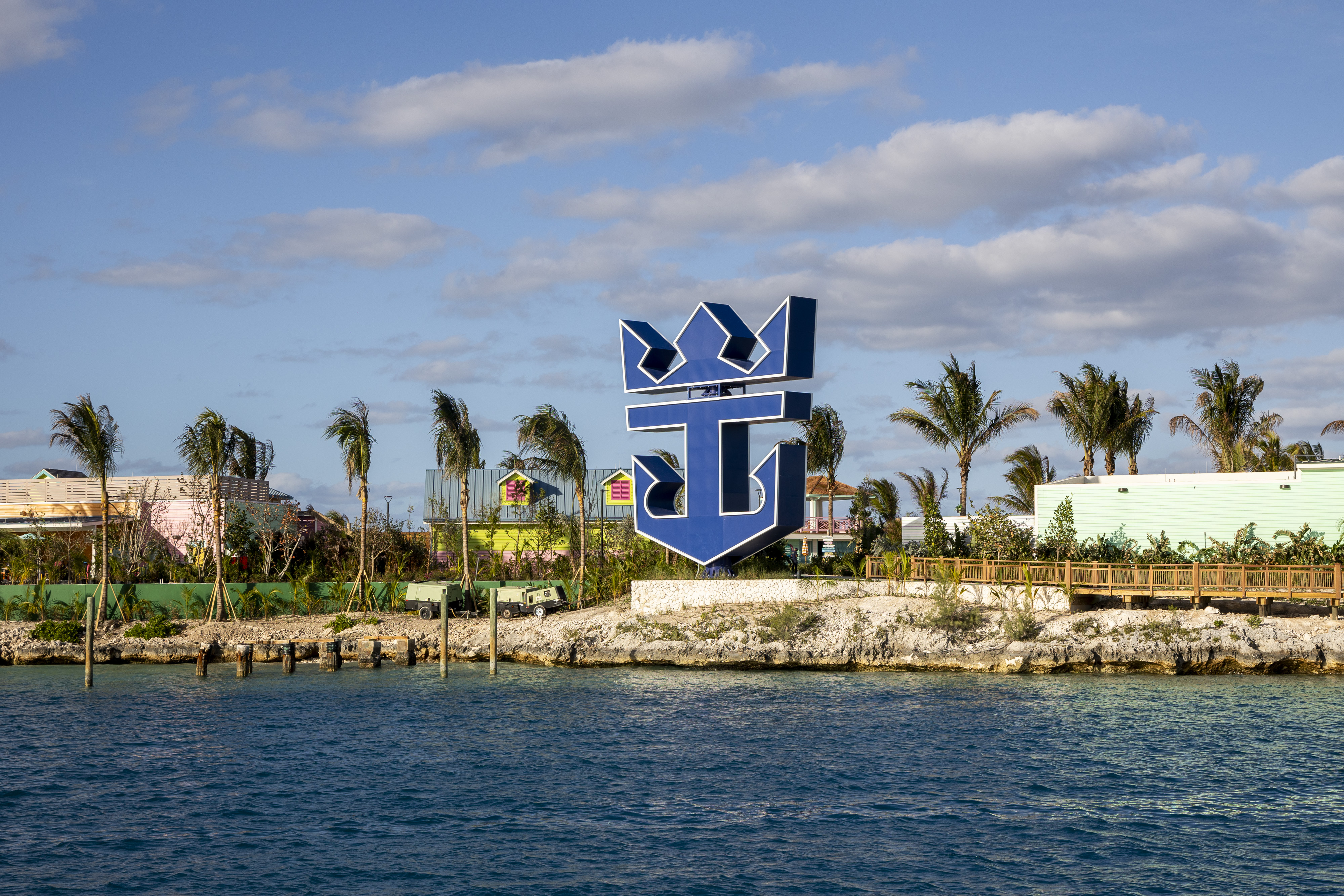 El Royal Beach Club Paradise Island tiene un logotipo de cuervo y ancla gigante para atraer a los visitantes en Nassau el 16 de enero de 2026. (Patrick Connolly/Orlando Sentinel)
