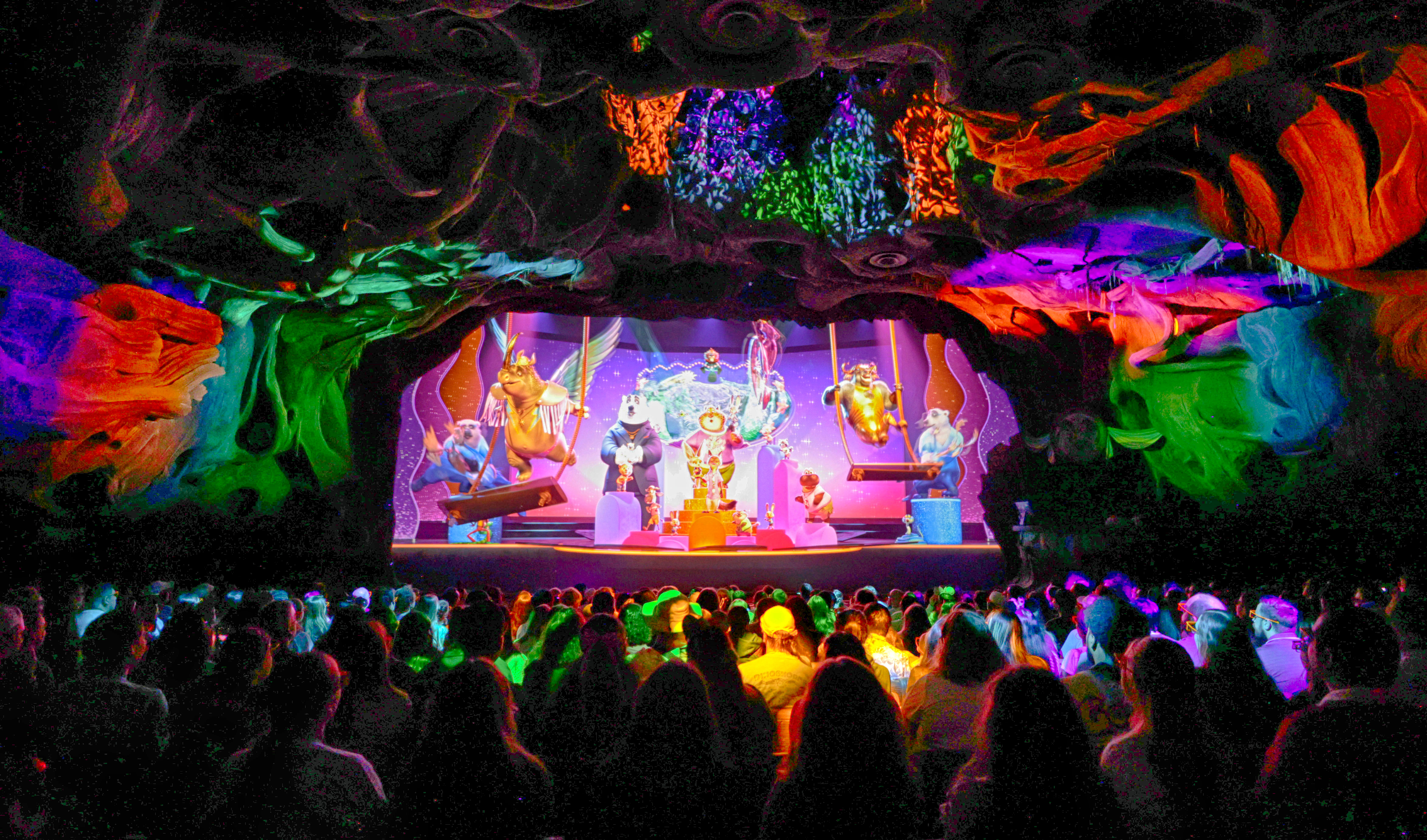 Los invitados pueden ver por primera vez el interior del Teatro Tree of Life en Disney's Animal Kingdom durante un adelanto de Zootopia: Better Together! Espectáculo 4D, lunes 3 de noviembre de 2025. La nueva atracción, basada en Disney