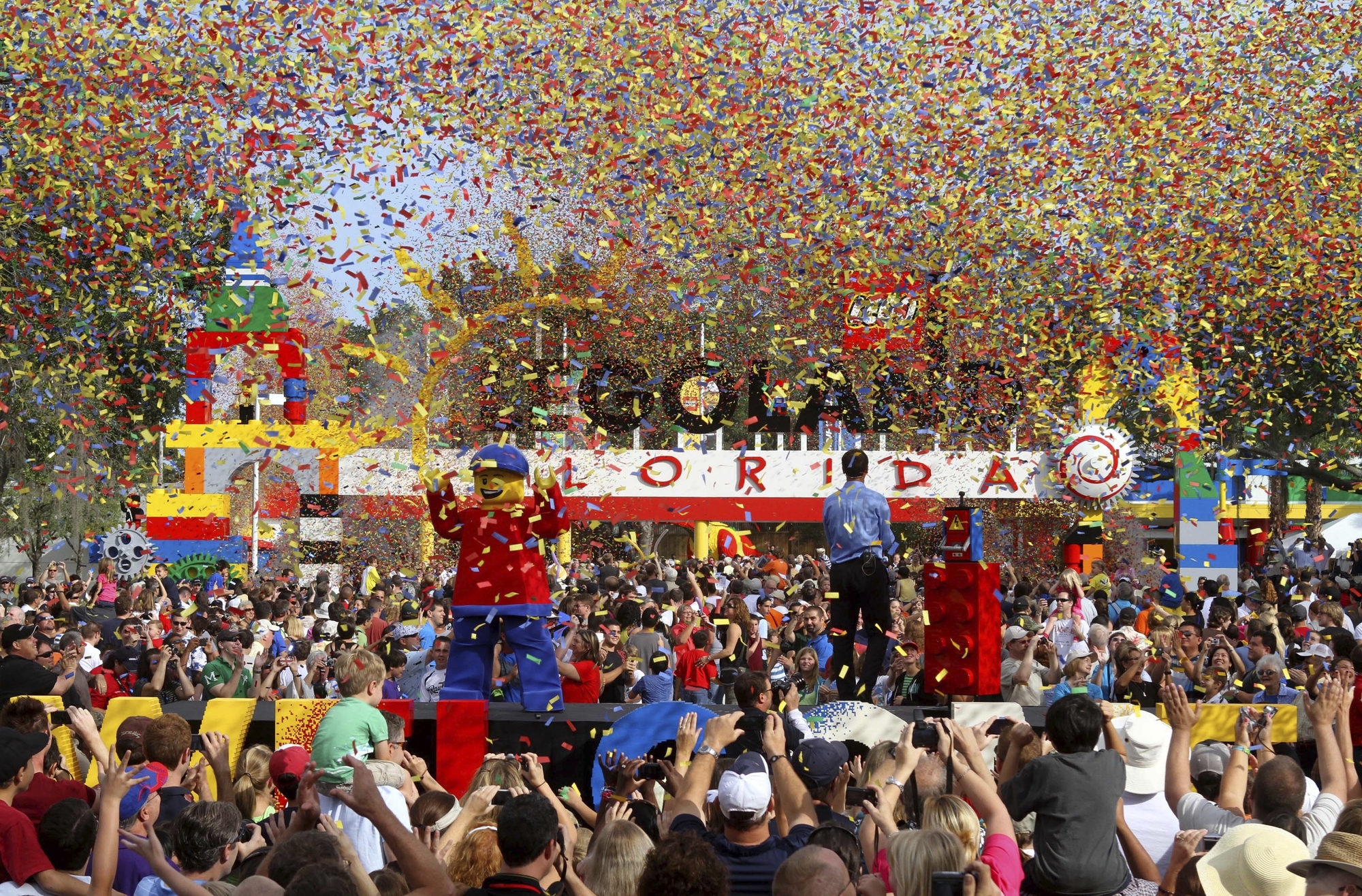 El confeti vuela sobre la entrada de Legoland Florida mientras miles de personas llenan la entrada para la gran ceremonia de inauguración, en Winter Haven el 15 de octubre de 2011. (Archivo Joe Burbank/Orlando Sentinel)