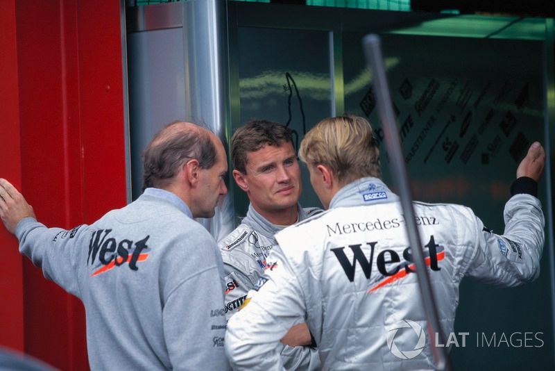 Adrian Newey in 1998 in gesprek met David Coulthard en Mika Häkkinen.