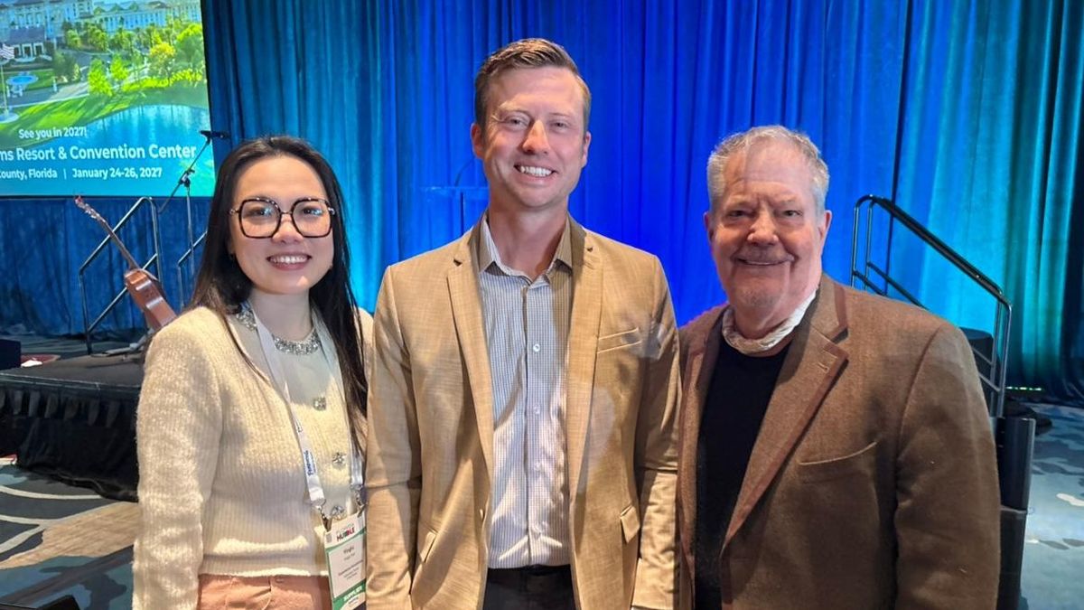 Yinglu Tian, Sr. Director of International & Domestic Sales en Experience Kissimmee; junto a Bryan Griffin, presidente de Visit Florida; y DT Minch, presidente y CEO de Experience Kissimmee.