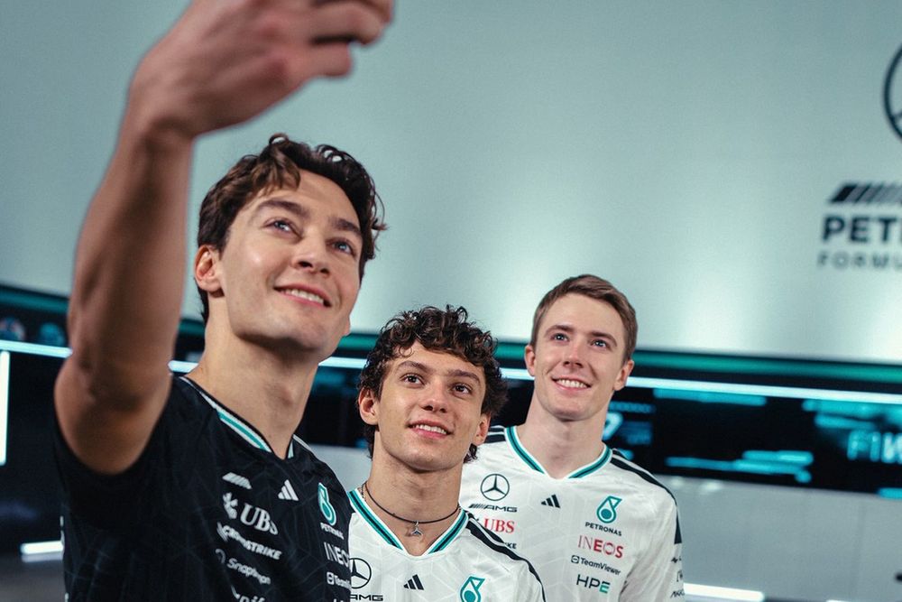 Frederik Vest avec George Russell et Kimi Antonelli lors du lancement officiel de la livrée 2026 de Mercedes.
