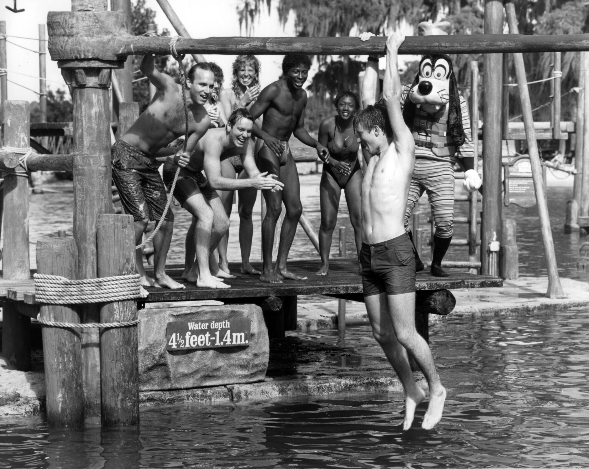 Un nadador cruza las frías aguas de River Country en Fort Wilderness Resort de Walt Disney World en febrero de 1989. (Walt Disney Co.)