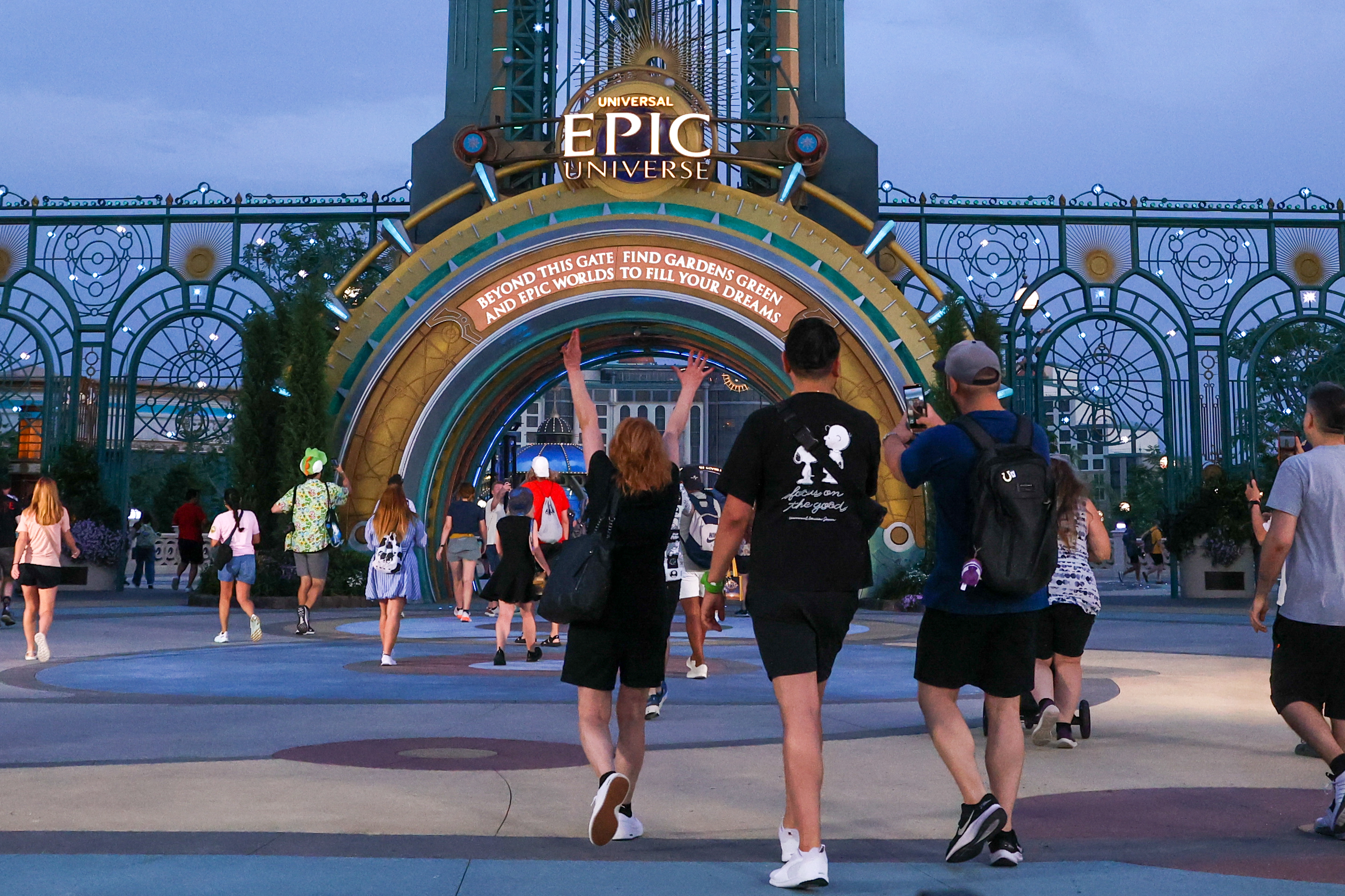 Los emocionados visitantes de Universal's Epic Universe el 22 de mayo de 2025 se dirigen rápidamente al portal de entrada principal poco después de la gran inauguración del parque a las 6:30 am. (Archivo Rich Pope/Orlando Sentinel)
