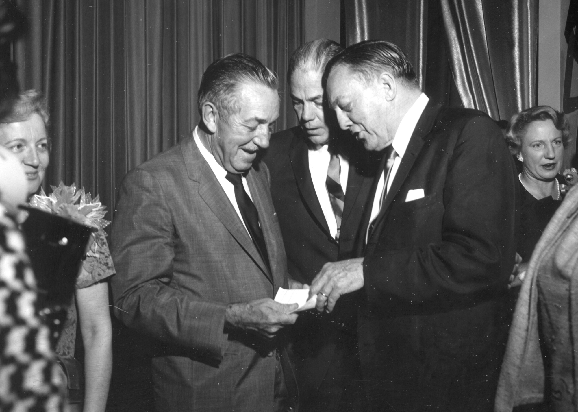 Walt Disney, a la izquierda, habla con el gobernador Haydon Burns, al centro, y el editor del Orlando Sentinel, Martin Andersen, en el otoño de 1965 en una recepción para celebrar el anuncio de los planes de Disney en Florida. El evento tuvo lugar en la ya desaparecida Sala Egipcia del hotel en el lago Eola, más recordado como Cherry Plaza. (Archivo Orlando Sentinel)