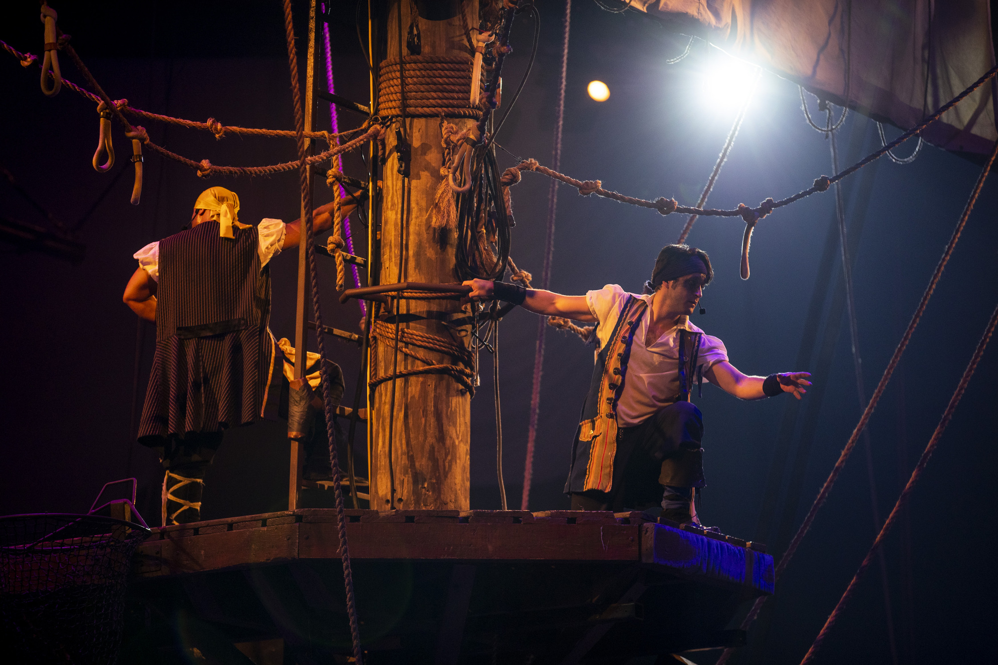Piratas de capa y espada bailan y suben al escenario en Pirate's Dinner Adventure en marzo de 2020. (Archivo Orlando Sentinel)
