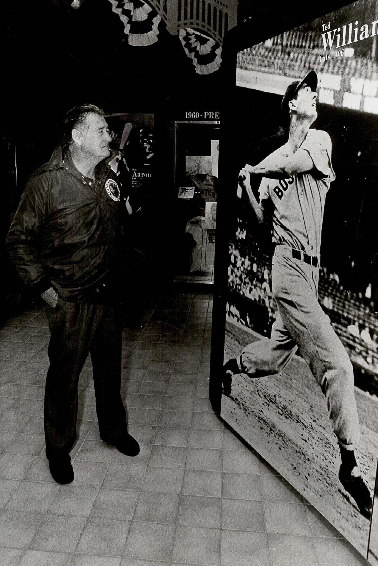 La leyenda del béisbol Ted Williams inspecciona una foto enorme de sí mismo en el Salón de la Fama del Béisbol en Boardwalk and Baseball en Haines City el 21 de abril de 1987. (Archivo Orlando Sentinel)