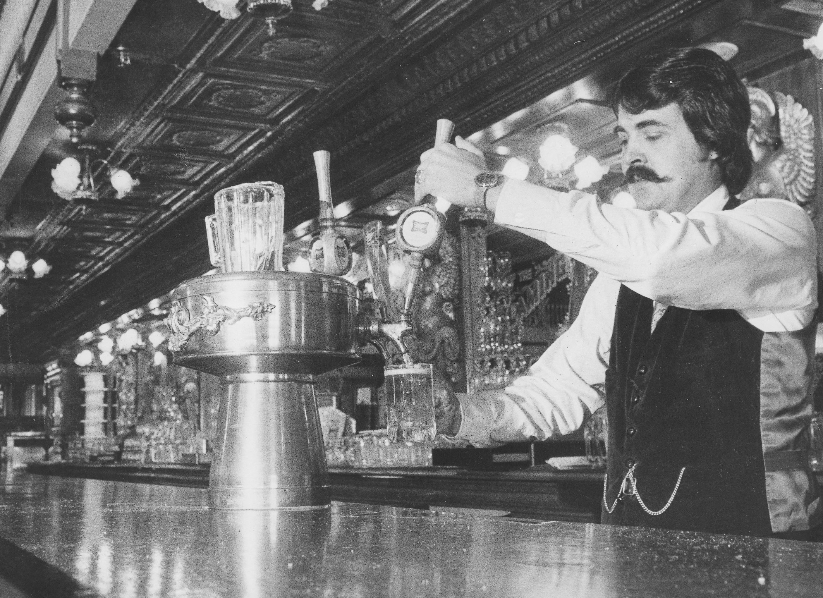 El propietario de Rosie O'Grady, Bob Snow, prepara una cerveza en 1975, días más felices para Goodtime Emporium en la estación Church Street. (Archivo Orlando Sentinel)