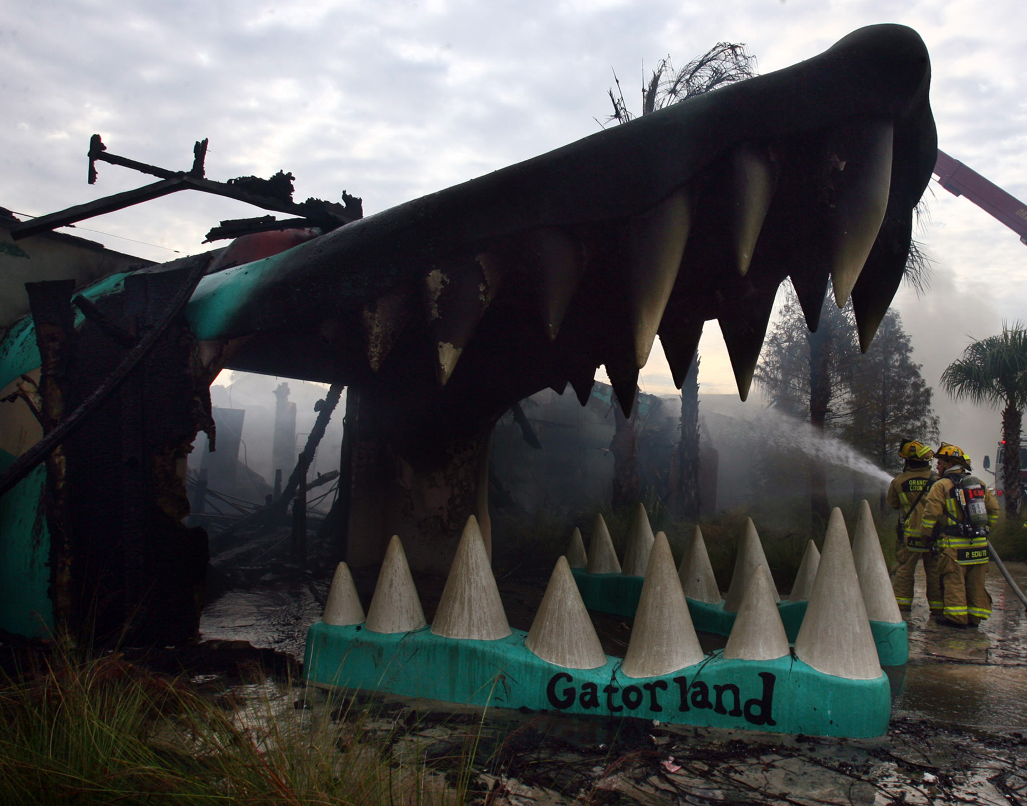 Bomberos/Rescate del Condado de Orange responde a un incendio de 2 alarmas el 6 de noviembre de 2006 en la atracción turística Gatorland. (Incendio Orlando Sentinel)