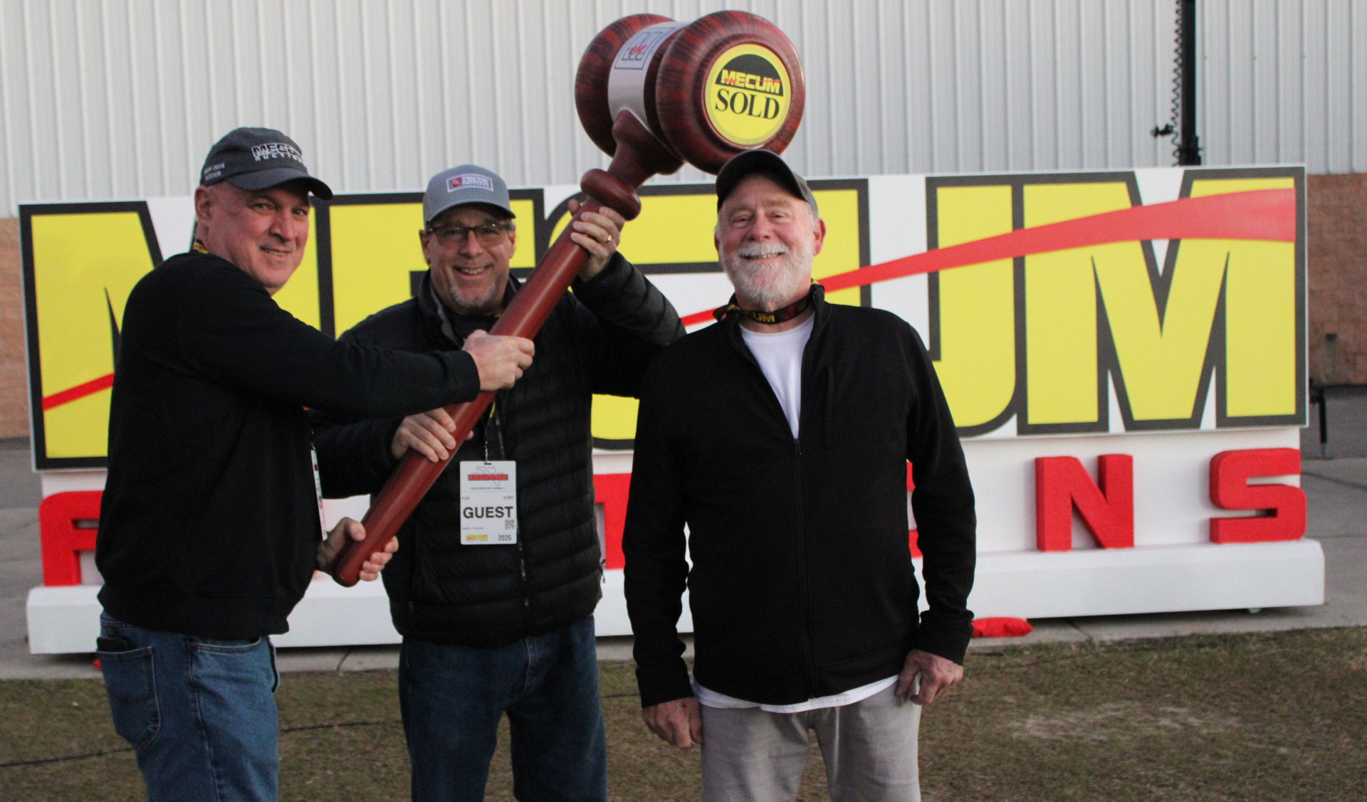 James Puchan, izquierda, Douglas Kraft, centro, y Robert Kraft fueron identificados como víctimas de un triple homicidio después de recibir un disparo afuera de su casa de alquiler a corto plazo en Kissimmee el domingo 18 de enero de 2026. Las fotos de los tres hombres fueron publicadas por la Organización de Salud Mid-American, donde la esposa de Douglas Kraft es la directora ejecutiva, y compartidas por la Oficina del Sheriff del condado de Osceola. (Oficina del Sheriff del Condado de Osceola)