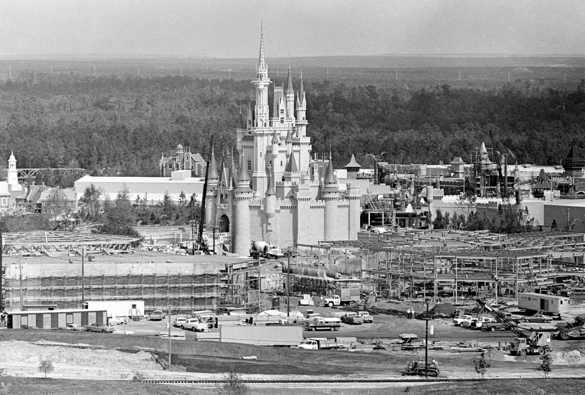 El Castillo de Cenicienta se eleva sobre la construcción mientras Magic Kingdom comienza a tomar forma cerca de Orlando en julio de 1971. (Archivo de Associated Press)