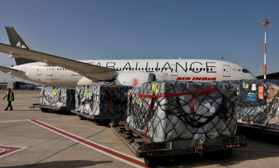 Cientos de miles de viajeros atrapados por interrupciones en los vuelos tras el ataque a Irán