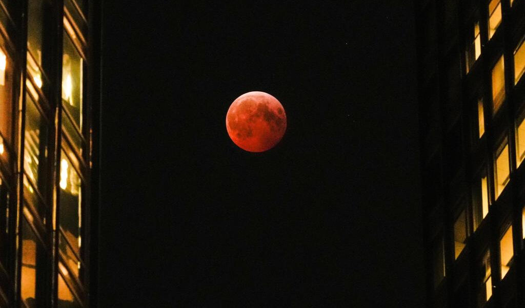 El eclipse lunar total se volverá rojo sangre la madrugada del martes en EE. UU. y varios continentes.