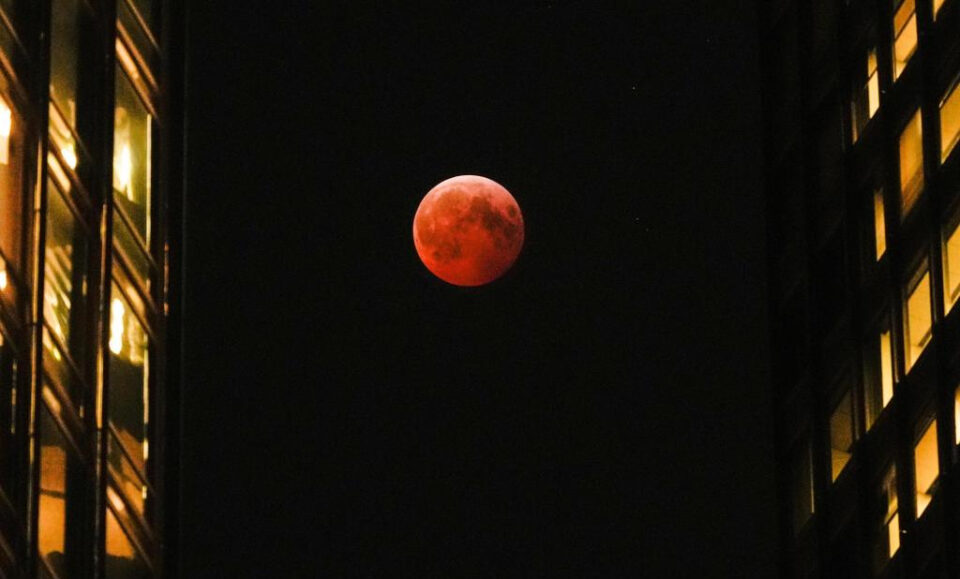 El eclipse lunar total se volverá rojo sangre la madrugada del martes en EE. UU. y varios continentes.