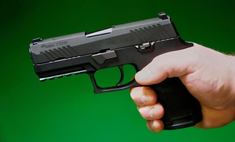 Maxwell: los legisladores de Florida ganan mucho dinero con un fabricante de armas acusado de vender armas de fuego defectuosas