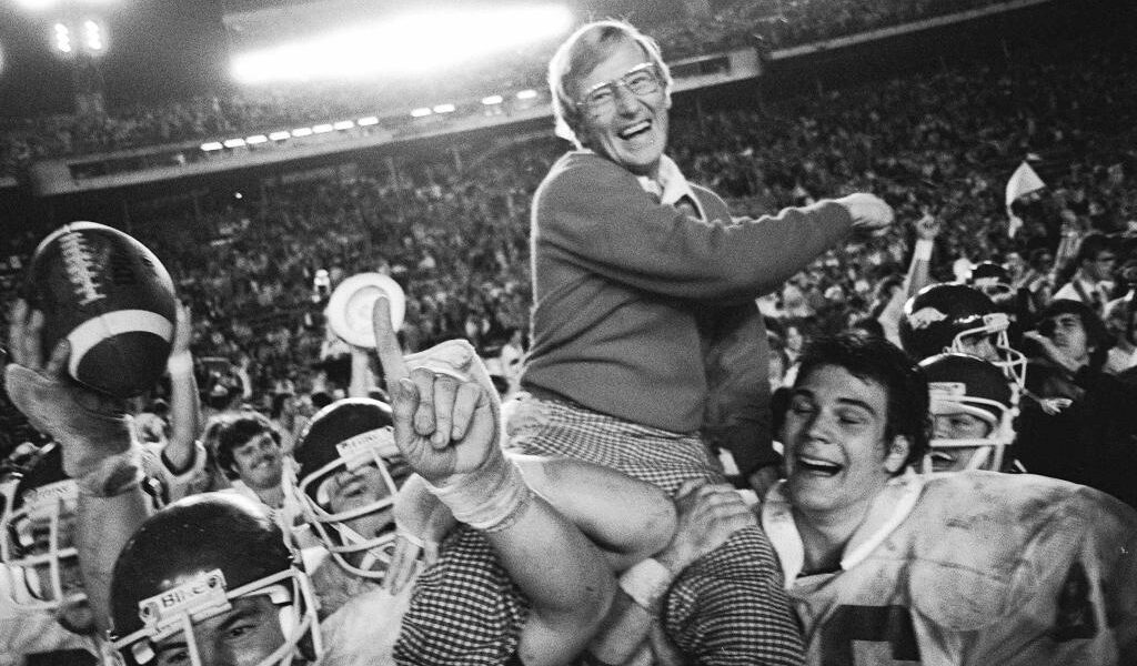 Lou Holtz, quien dirigió a Notre Dame hasta el título nacional de 1988, muere a los 89 años en Orlando