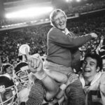 Lou Holtz, quien dirigió a Notre Dame hasta el título nacional de 1988, muere a los 89 años en Orlando