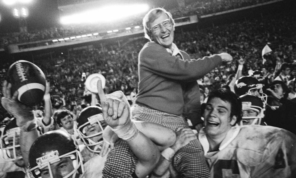 Lou Holtz, quien dirigió a Notre Dame hasta el título nacional de 1988, muere a los 89 años en Orlando