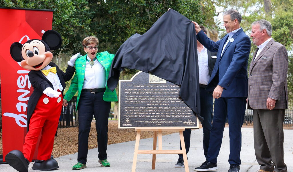 Nueva placa en el centro señala un lugar histórico de Disney